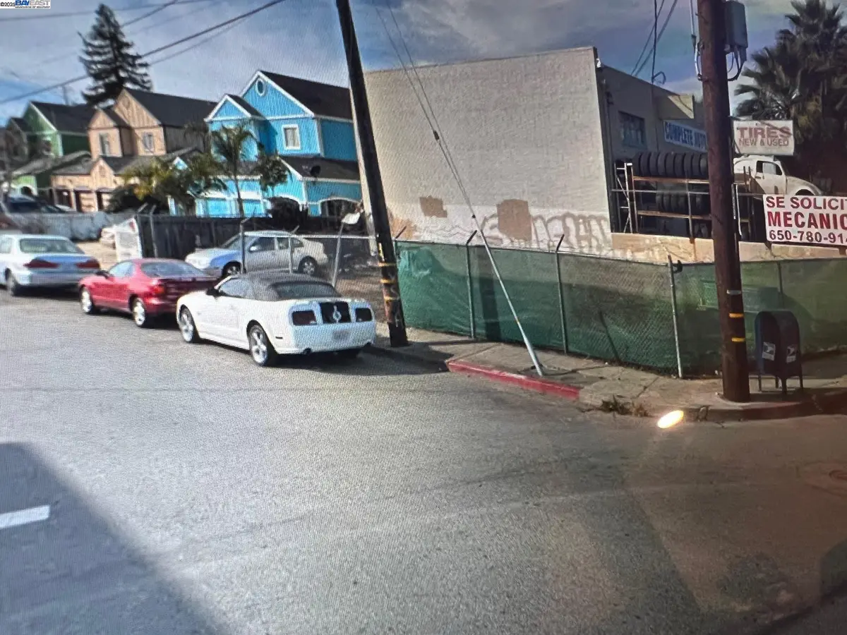 2798 Middlefield Rd, Redwood City, CA 94063 - Image #1