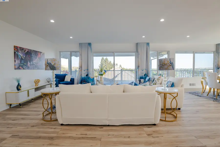 675 Hillside Dr, Fairfield, CA 94533 - Image #2