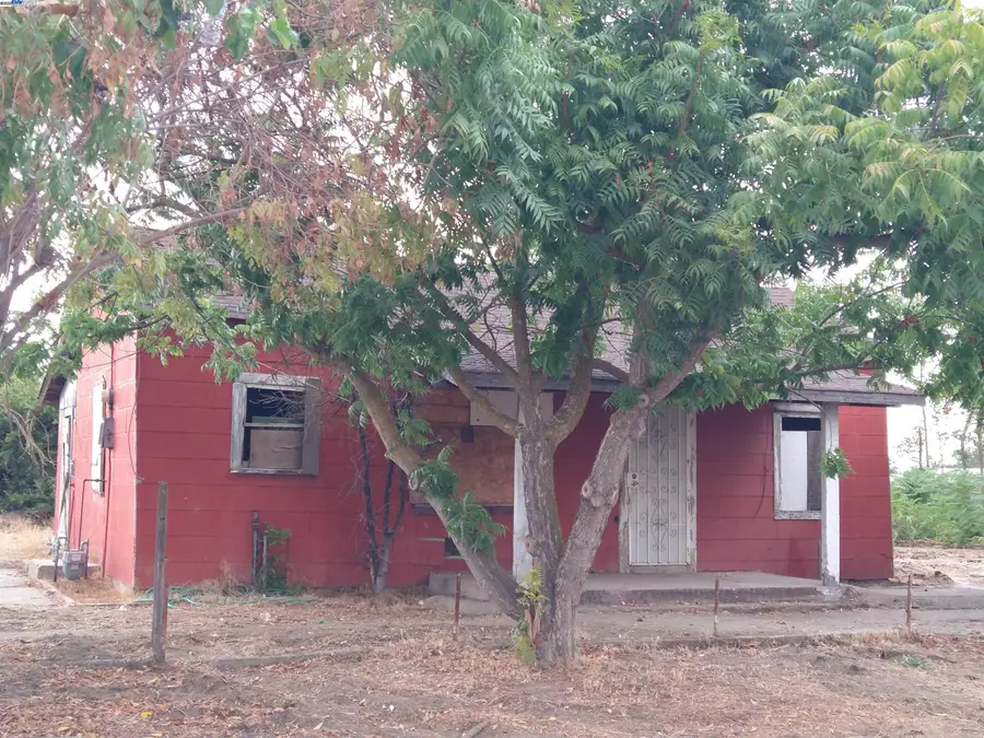 696 Pedersen Rd, Oakdale, CA 95361 - Image #2