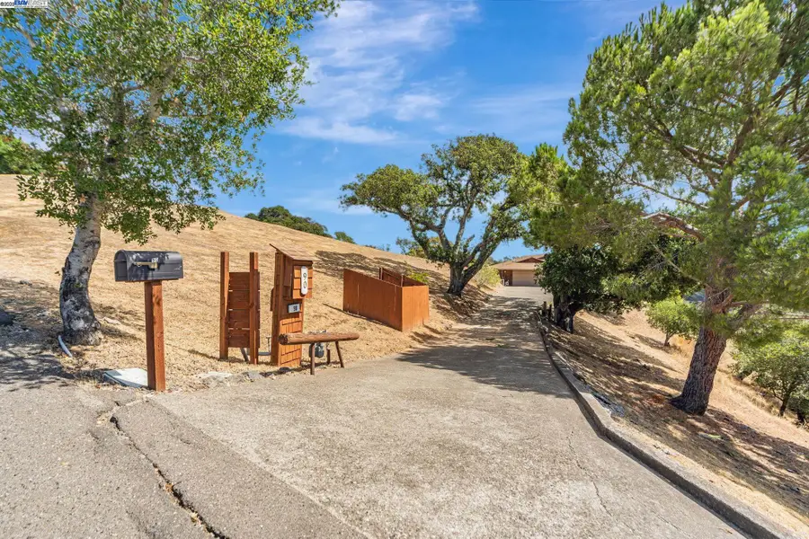 90 Robinhood Dr, Novato, CA 94945 - Image #2