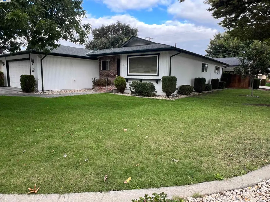 1300 Richard Dr, Tracy, CA 95376 - Image #2