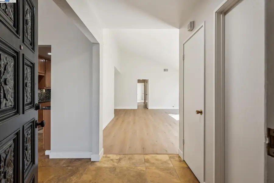 1042 Mangrove Ln, Alameda, CA 94502 - Image #3