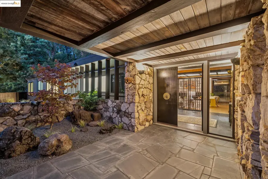 9034 Mcgurrin Rd, Oakland, CA 94605 - Image #2