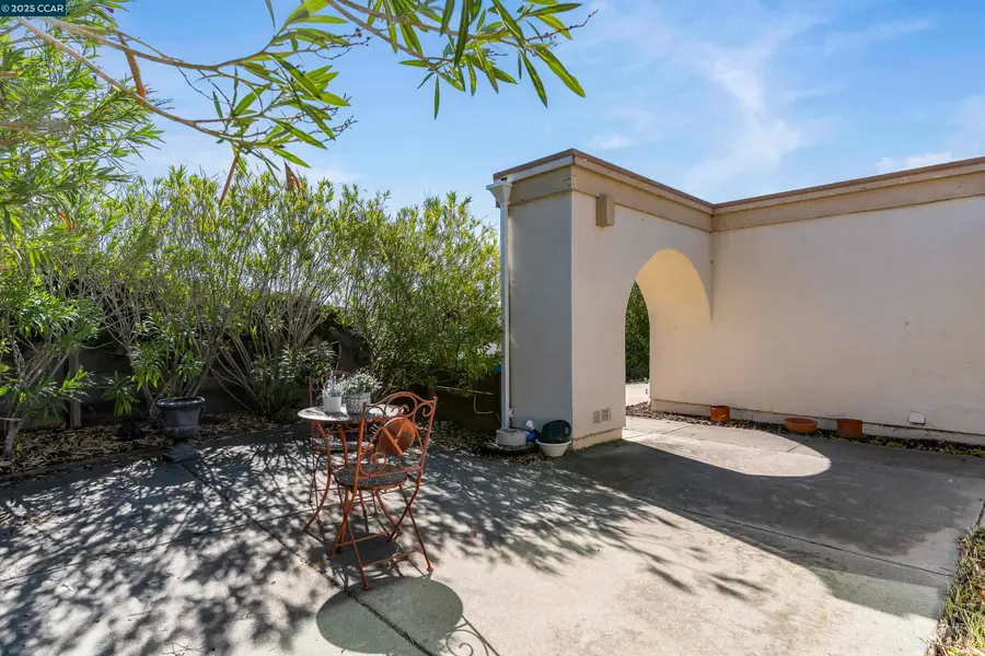 817 Ketch Ct, Rodeo, CA 94572 - Image #3