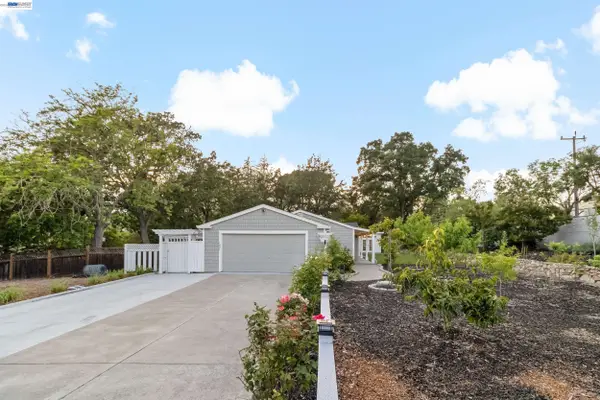1021 Scots Ln, Walnut Creek, CA 94596