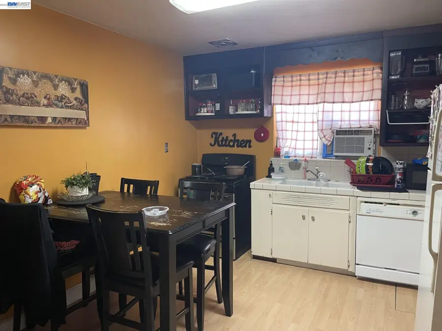1003 Trinity St, Manteca, CA 95336 - #3