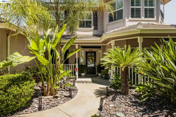 3448 E Howard Ct, Visalia, CA 93292