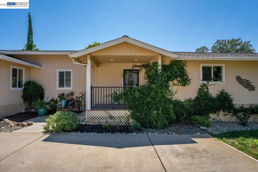 2584 Reservoir Ln, Redding, CA 96002 - #3