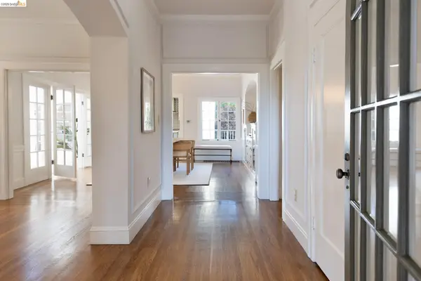 5529 Snake Rd, Oakland, CA 94611