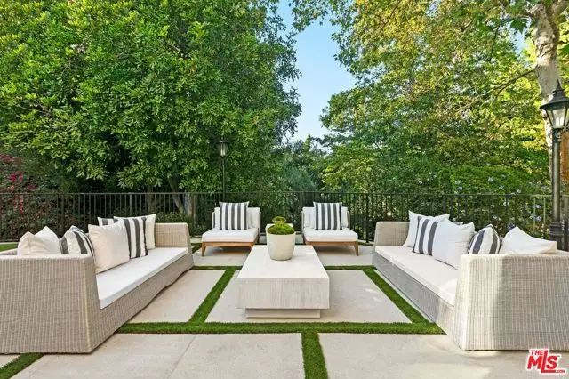 16881 Oak View Drive, Encino, CA 91436 - Image #3