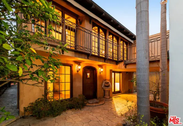 667 Santa Clara Avenue, Venice, CA 90291 - Image #2