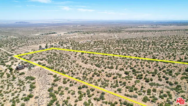 208 Avenue Y8, Llano, CA 93544 - Image #2