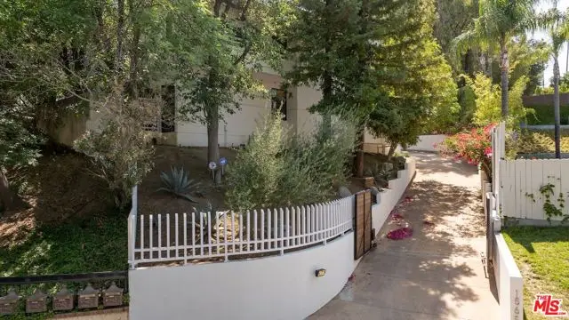 15656 Crownridge Place, Sherman Oaks, CA 91403 - Image #2