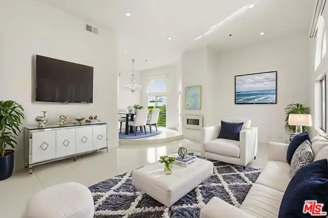 840 N Croft Avenue #301, Los Angeles, CA 90069 - Image #1