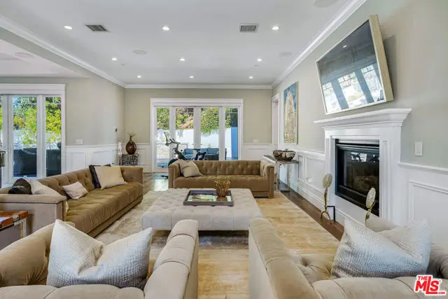 19633 Wells Drive, Tarzana, CA 91356 - Image #3