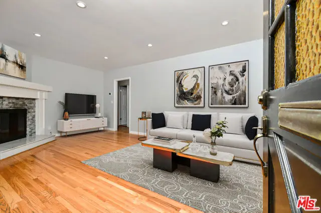 22025 De La Osa Street, Woodland Hills, CA 91364 - Image #2