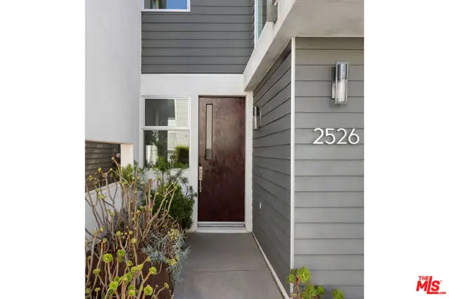 2526 N Via Artis Avenue, Los Angeles, CA 90039 - Image #2