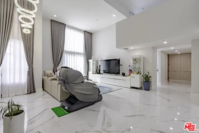 4925 Wilshire Boulevard #PH 302, Los Angeles, CA 90010 - Image #3