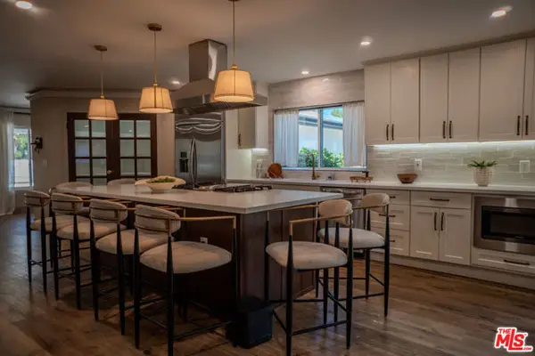 17516 Raymer Street, Northridge (los Angeles), CA 91325