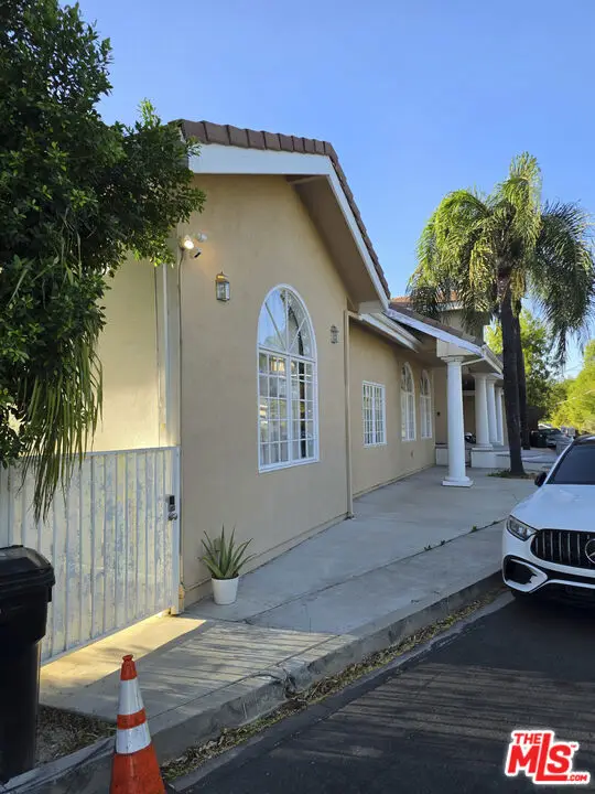 Address Withheld By Seller, Tarzana, CA 91356 - #2