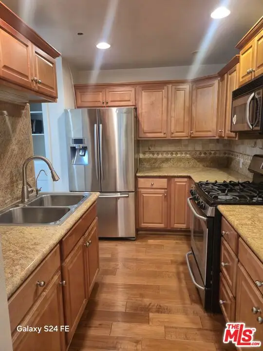 533 S St Andrews Place #104, Los Angeles, CA 90020