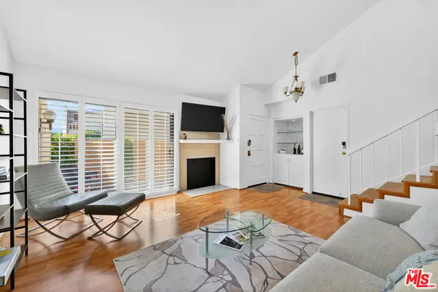 18419 Collins Street #A, Tarzana, CA 91356 - Image #3