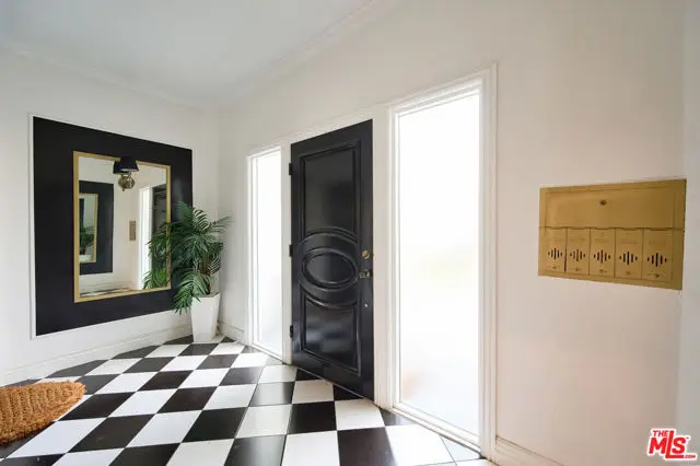 6110 N De Longpre Avenue, Los Angeles, CA 90028 - Image #3