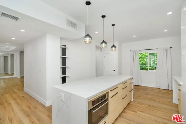 5923 Etiwanda Avenue #106, Tarzana (los Angeles), CA 91356