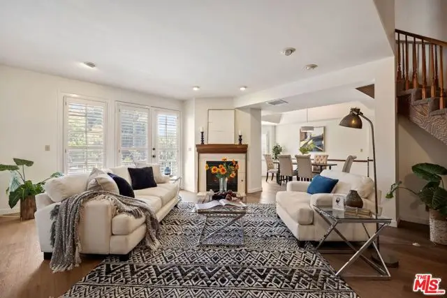 18135 Burbank Boulevard #6, Tarzana, CA 91356 - Image #1