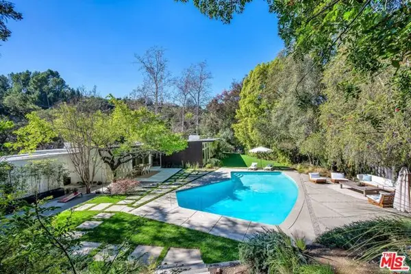 3700 Hayvenhurst Avenue, Encino (los Angeles), CA 91436