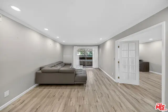 2700 Cahuenga Boulevard #4220, Los Angeles, CA 90068 - #2