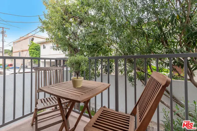 1712 S Barrington Avenue #5, Los Angeles, CA 90025 - #3