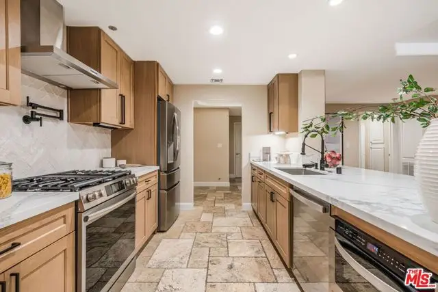575 S Barrington Avenue #107, Los Angeles, CA 90049 - #2