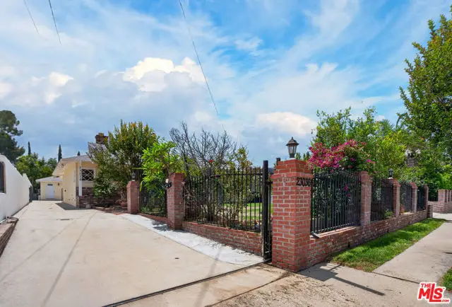 23036 Victory Boulevard, Woodland Hills, CA 91367 - #3