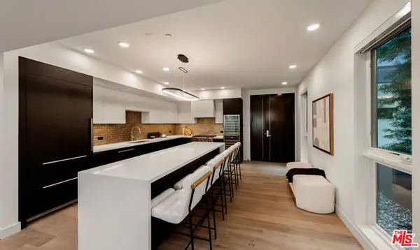 505 S Barrington Avenue #202, Los Angeles, CA 90049