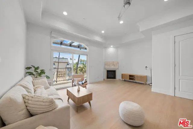 309 S Mariposa Avenue #301, Los Angeles, CA 90020 - #3