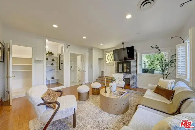 4947 Serrania Avenue, Woodland Hills, CA 91364 - #2