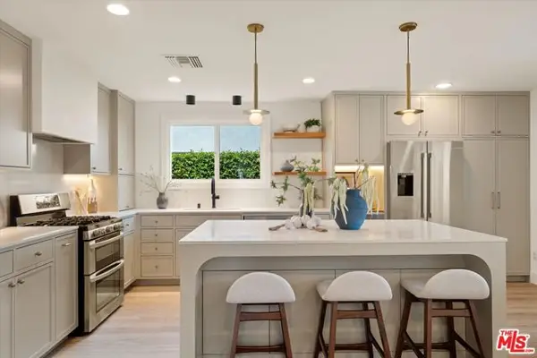 23445 Sylvan Street, Woodland Hills (los Angeles), CA 91367