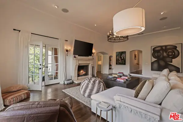 3145 La Suvida Drive, Los Angeles, CA 90068