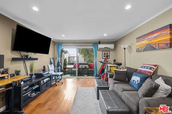 21800 Schoenborn #225, Canoga Park (los Angeles), CA 91304