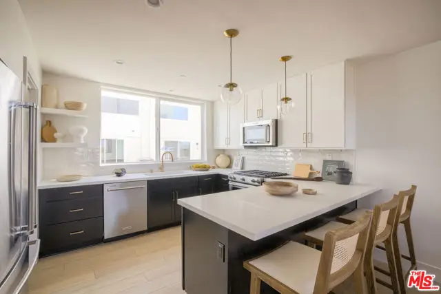 11218 W Victory Boulevard #4, North Hollywood, CA 91606 - #2