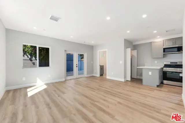 19100 Victory Boulevard, Reseda, CA 91335 - #2