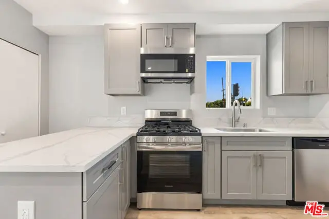 19100 Victory Boulevard, Reseda, CA 91335 - #3