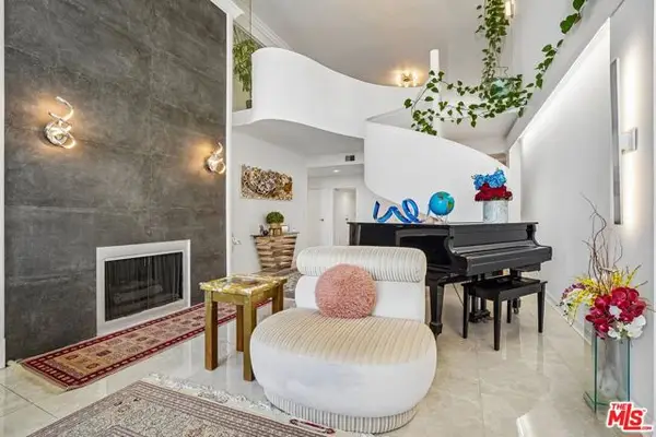 325 N Oakhurst Drive #PH2, Beverly Hills, CA 90210