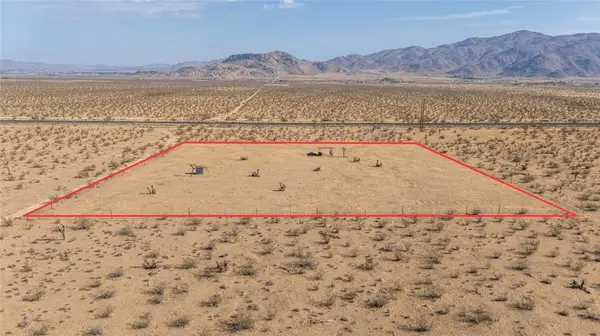 10425 Laguna Seca Drive, Apple Valley, CA 92308