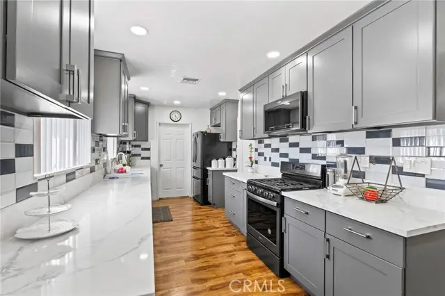 14870 Hubbard, San Fernando Valley, CA 91342 - #3