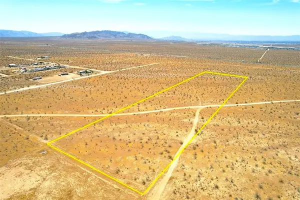 25 Dachshund Avenue, Apple Valley, CA 92307