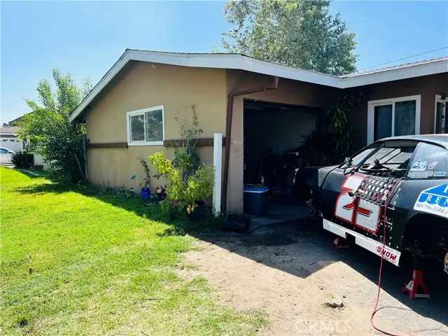 122 E Pioneer Avenue, Redlands, CA 92374 - #2