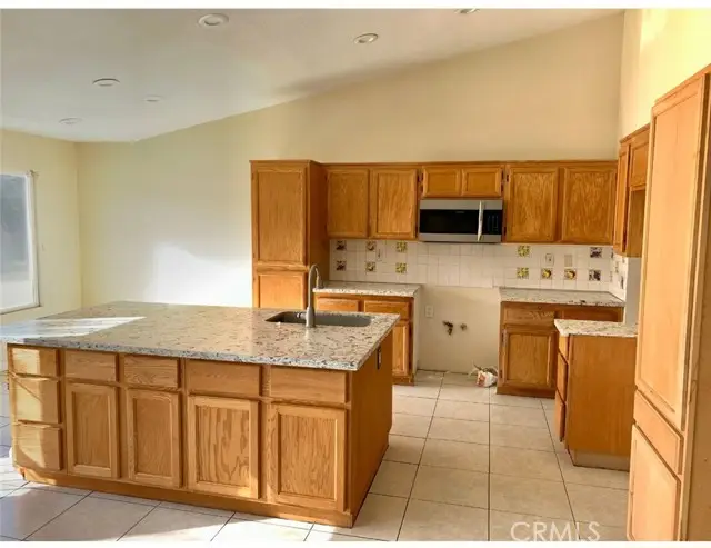 10576 Horseshoes Dr, Bloomington, CA 92316 - Image #3