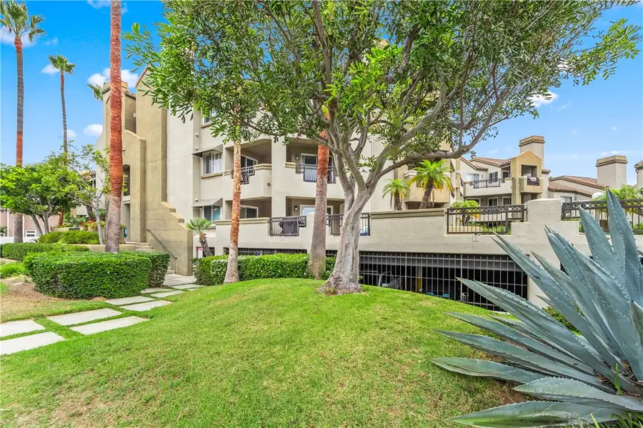430 Lake Street #204, Huntington Beach, CA 92648 - Image #2